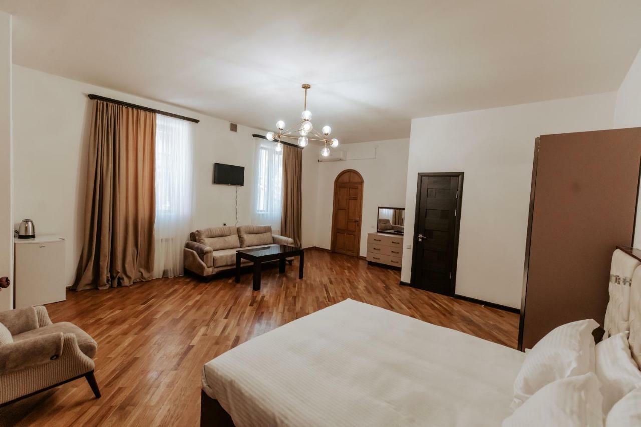 Castle Family Hotel Erivan Exterior foto